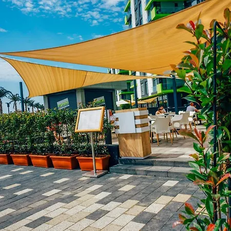 Sunrise Pool & Mamaia Nord Apartment 3*